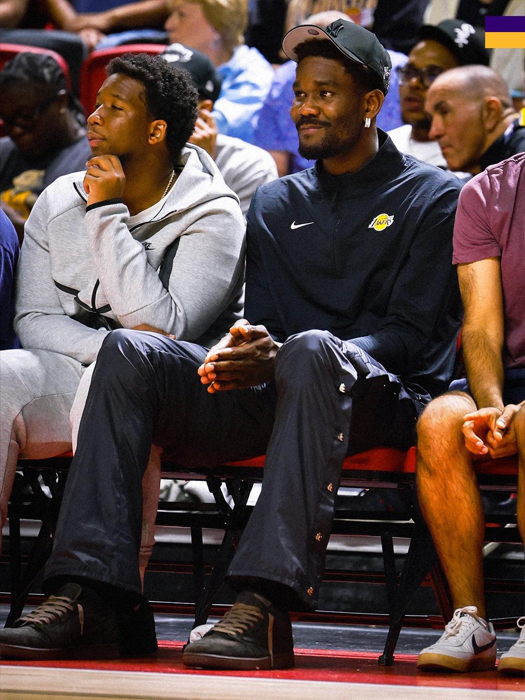 星空体育下载-多名湖人球员现场观战夏联，里夫斯身着印有“中国”的卫衣